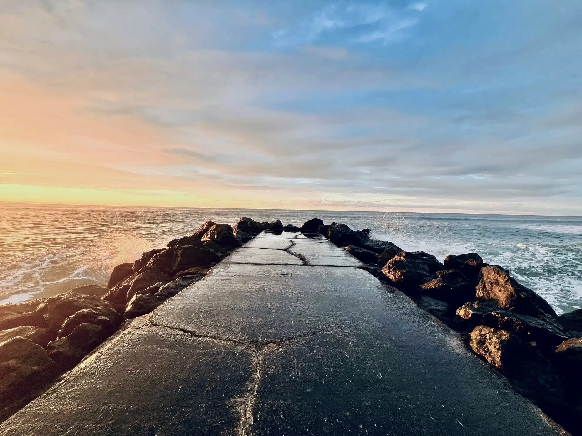 "chemin vers l’océan au coucher de soleil au Pays Basque, symbolisant la libération des blocages émotionnels"